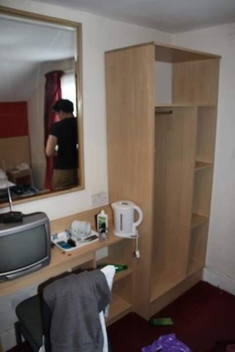 Die Möblierung - Fernseher tuts nicht Hotel Euro Lodge Clapham