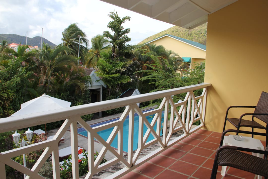 Blick auf den Pool und Rodney Bay Hotel Harmony Suites