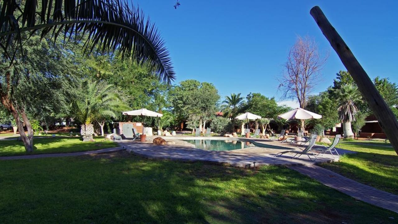 Blick auf den Pool und die Gartenanlage Kalahari Anib Lodge
