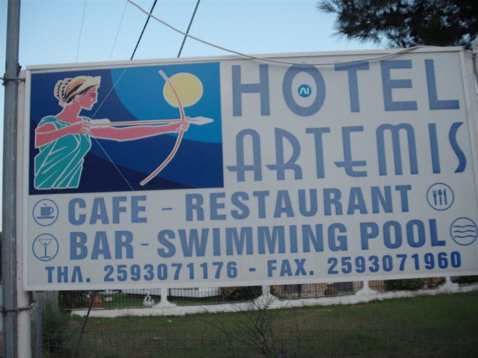 Eingang Hotel Straße Hotel Artemis