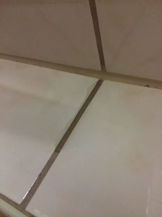 Pfütze unter der Heizung im Bad Hotel Residence am Hauptbahnhof