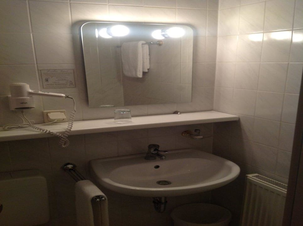 Spiegel und Waschbecken im Bad Hotel Schmärrnche