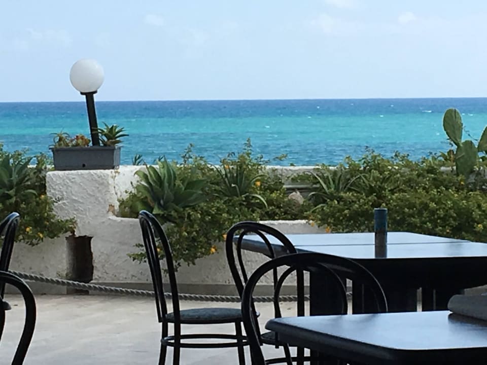 Essen auf der Terrasse Fontane Bianche Beach Club