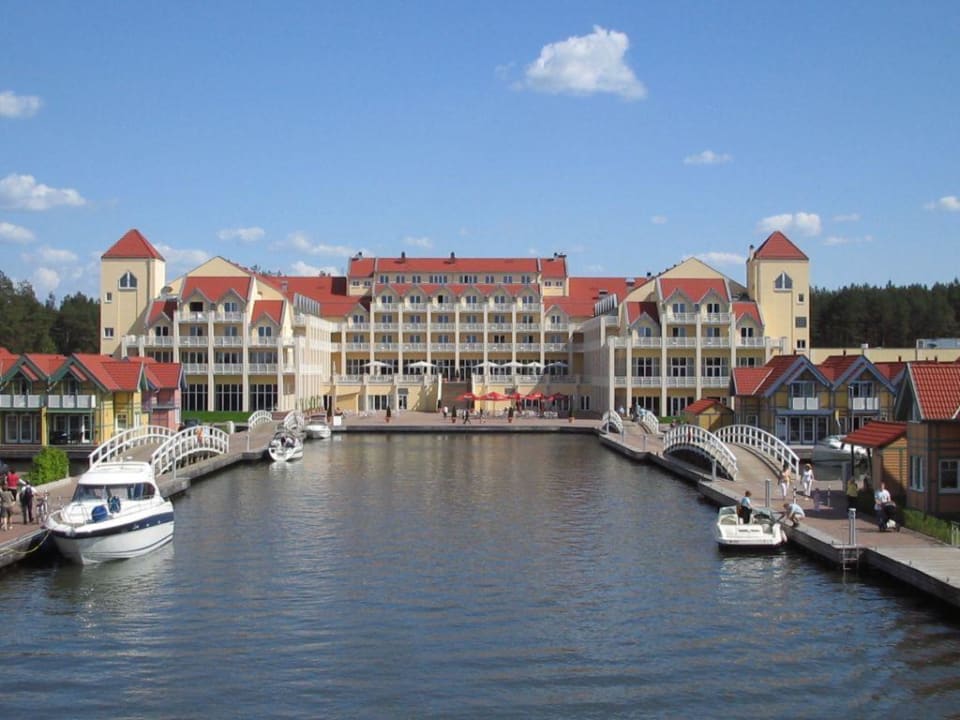 Außenansicht von der Seeseite her. Precise Resort Hafendorf Rheinsberg
