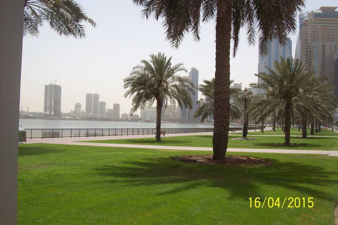 Abends werden die Grünflächen genutzt Corniche Hotel Sharjah