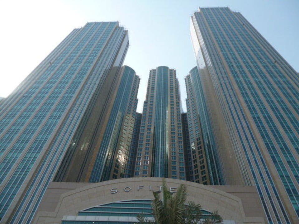 Hotel von außen Sofitel Abu Dhabi Corniche