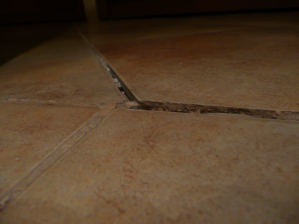 Defekte hochstehende Fliese  Cleopatra Luxury Resort Makadi Bay