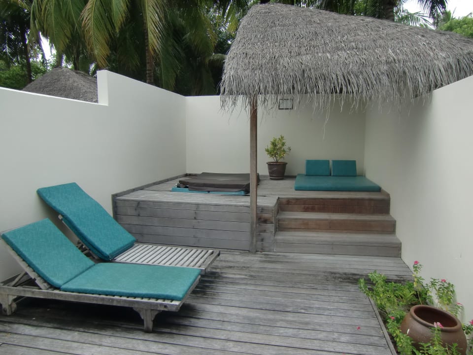 Chill-Out-Area mit Jacuzzi Meeru Maldives Resort Island