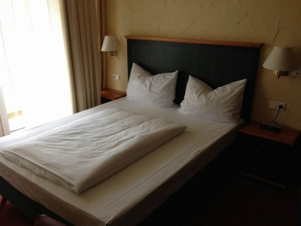 Das Bett füllt den Raum leider ziemlich aus. Parkhotel Krone