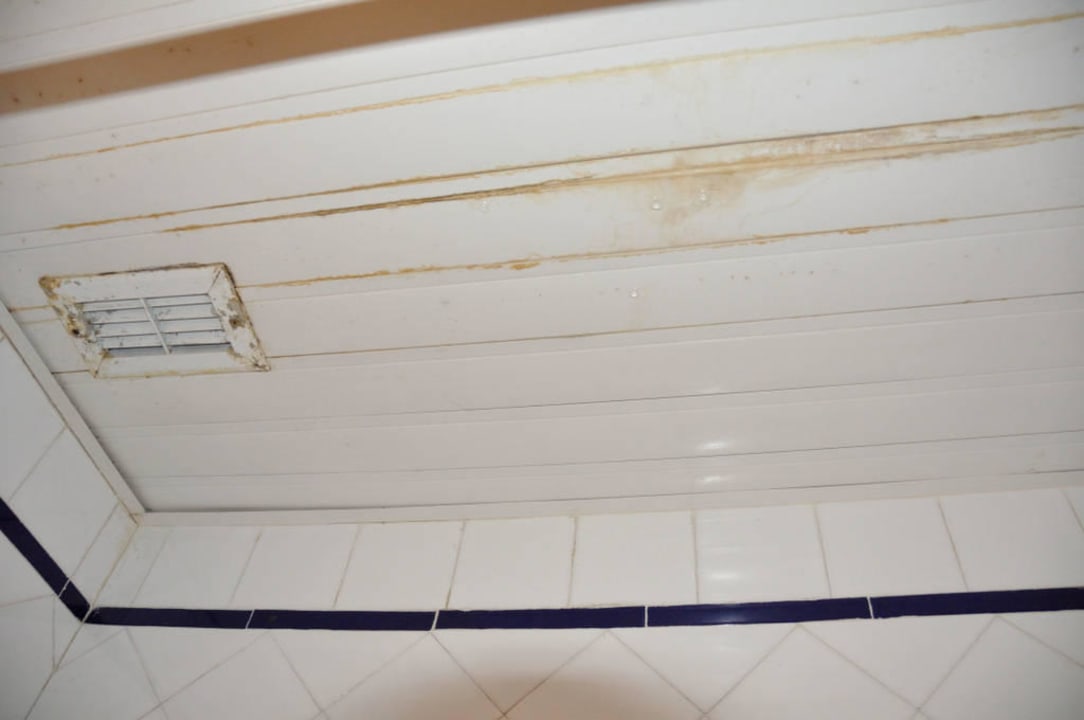 Tropfende Decke im Bad Memories Miramar Havana