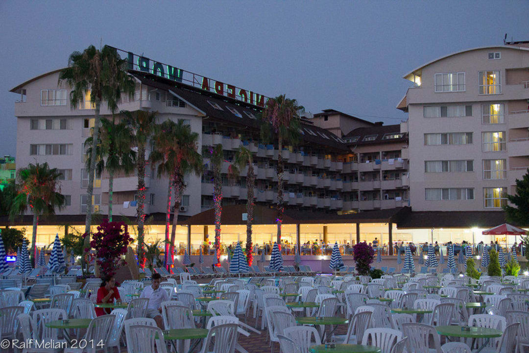 Block B und C vom Meer aus Lonicera Resort & Spa Hotel