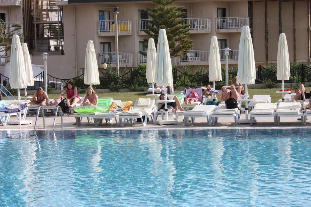 Pool Side Aluna Hotel