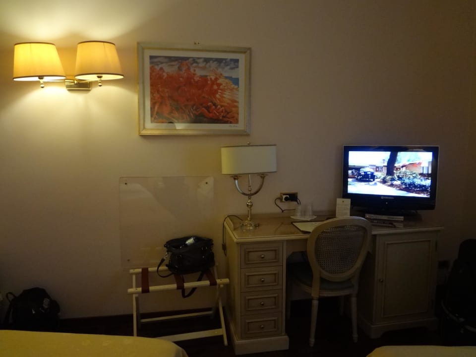 Fernseher und Schreibtisch Villa Politi