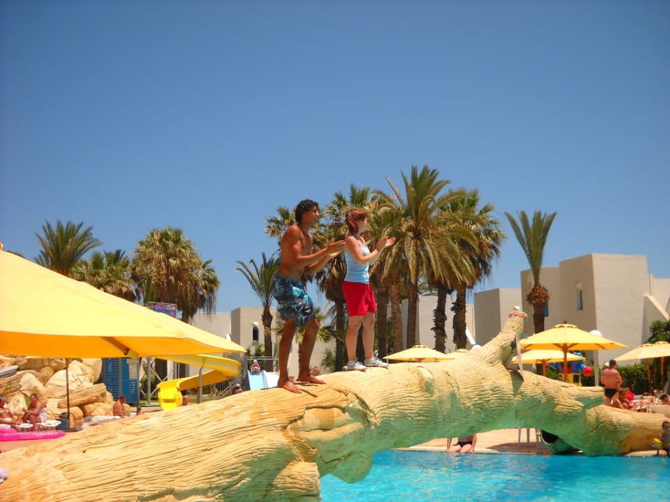 Animation by the pool Ruspina Beach Resort