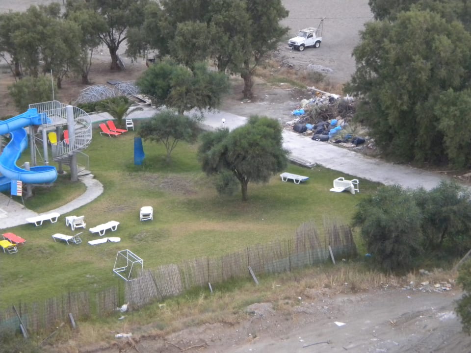 Spielplatz nebst Müll Pegasos Deluxe Beach Hotel