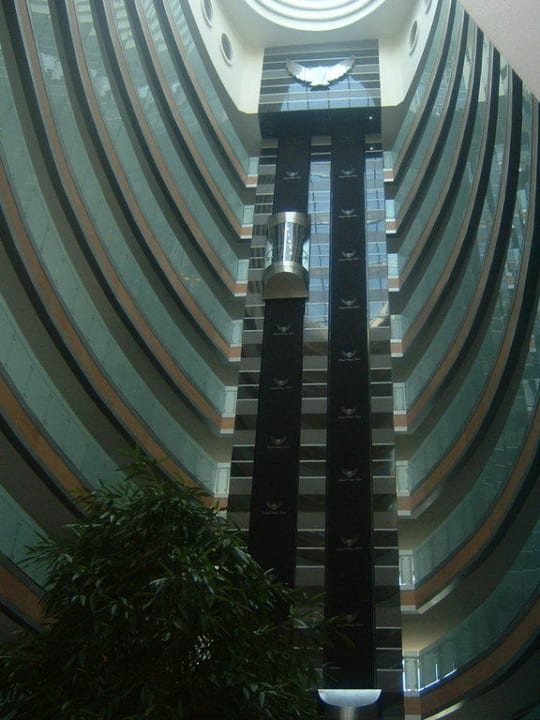 Blick nach oben, Aufzüge Royal Wings Hotel