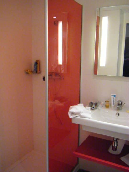 Modernes und gut funktionierendes Bad Hotel ibis Styles Toulouse Cite Espace
