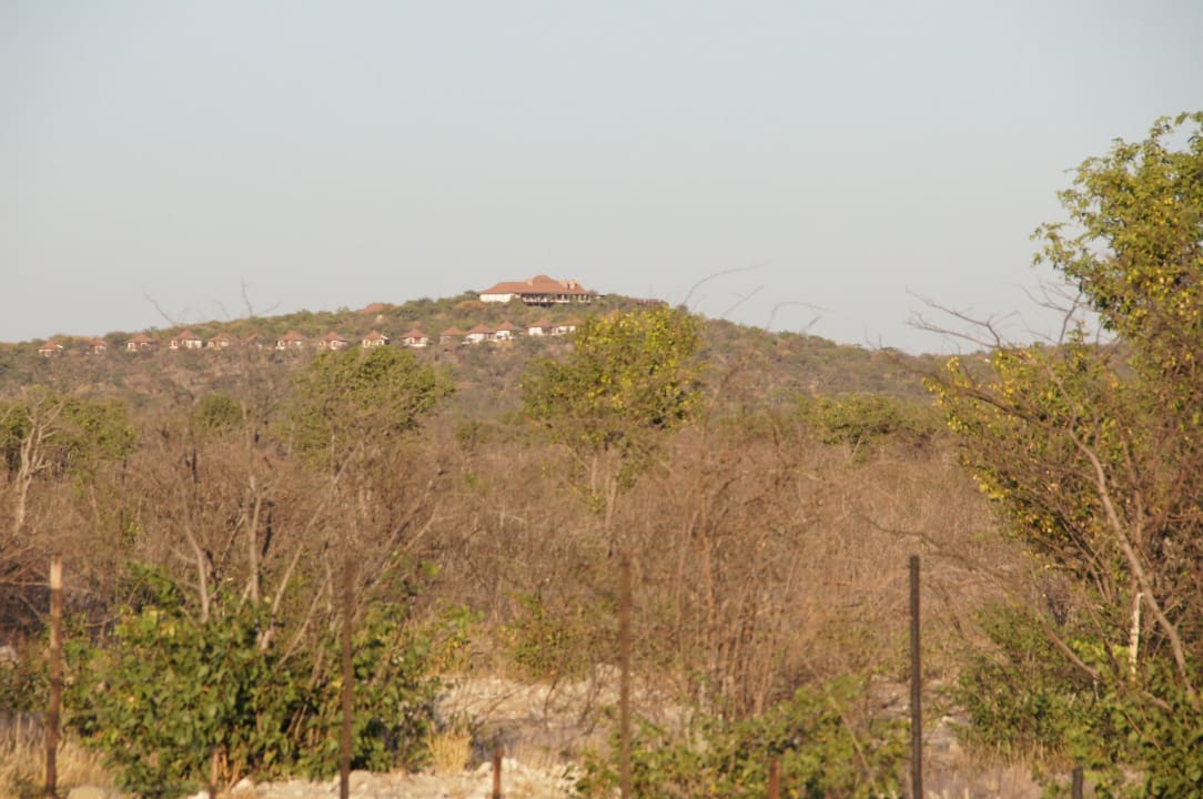 Blick auf die Anlage von der Straße aus Etosha Safari Lodge