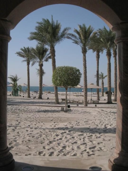 Blick vom Relaxpool auf das Meer Emirates Palace Mandarin Oriental