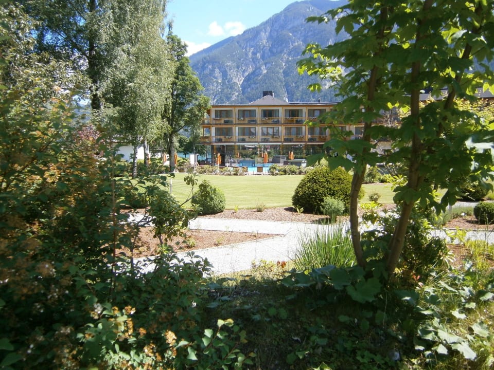 Gartenanlage mit Hotel aja Fürstenhaus am Achensee