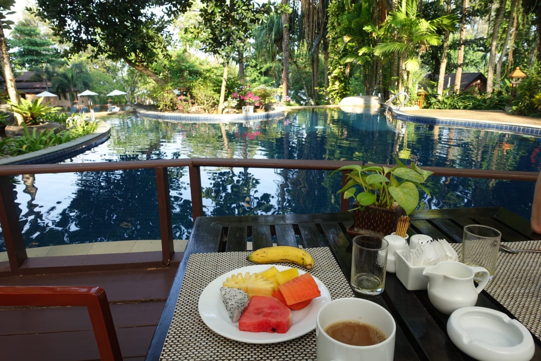 Frühstück am Pool... Khao Lak Merlin Resort