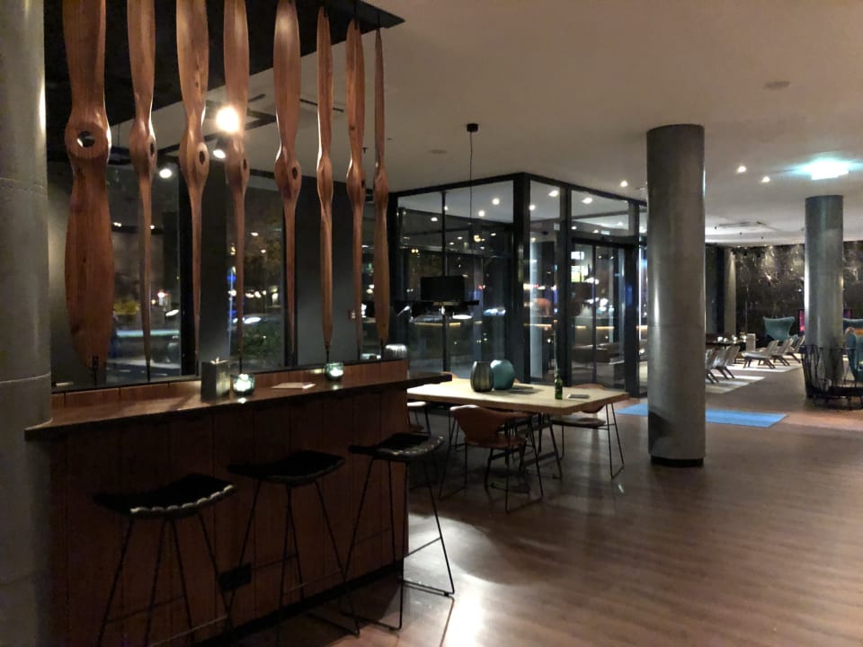 Lobby Motel One Hamburg Airport