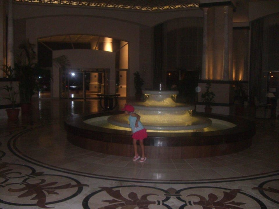 Der Brunnen direkt vor den Eingang Melas Lara Hotel