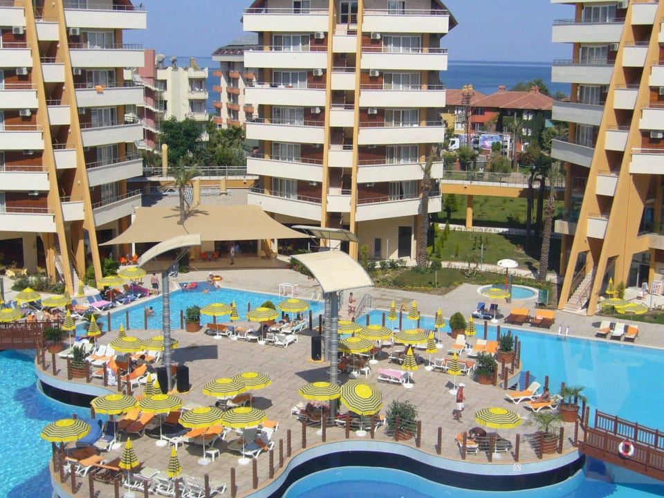 Бассейн и корпуса отеля Alaiye Resort & Spa