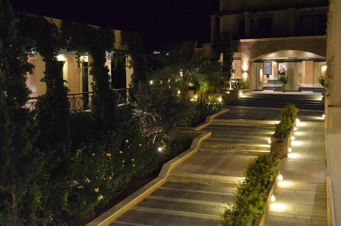 Innenhof am Abend Lindian Dream Seaside Resort