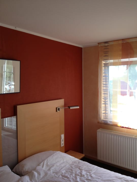 Ein DZ mit Blick zum Garten/Garage Gästehaus Weingut Schloßhof Mühlmichel