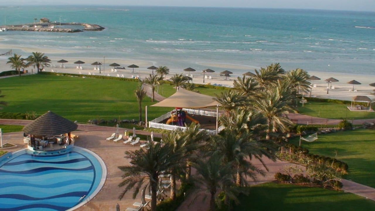 Vom Zimmer über den Garten zum Strand  Hotel Danat Jebel Dhanna Resort