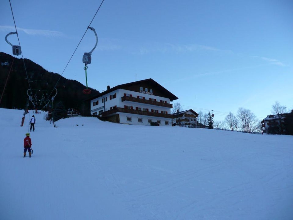 Blick vom Skilift auf das Garni August Hotel Garni August