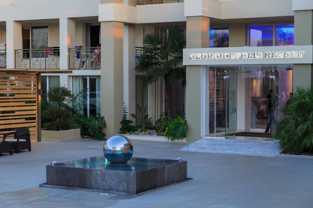 Hoteleingang HARPIN Georgioupolis Resort Aquapark & SPA