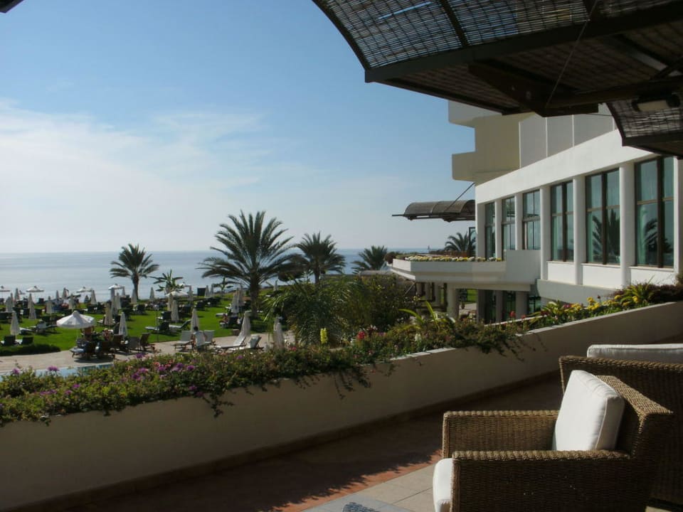 Sitzen in der Longe mit Blick aufs Meer Constantinou Bros Athena Royal Beach Hotel