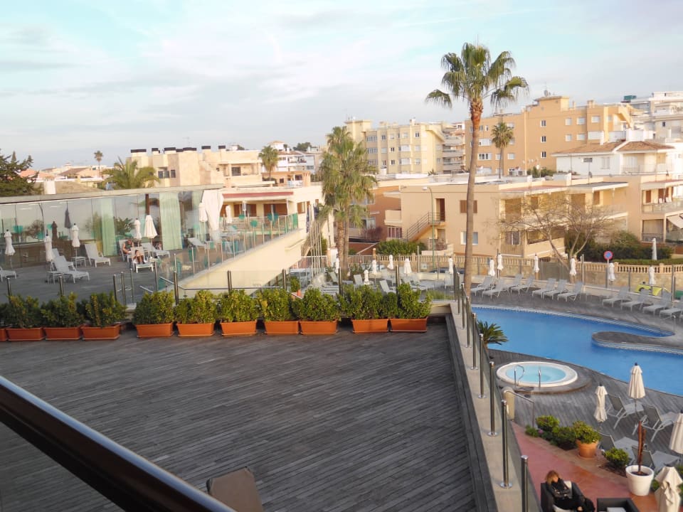 Blick auf Pool und Can Pastilla AluaSoul Palma