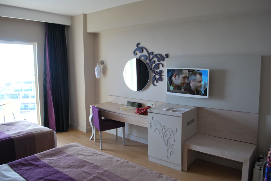 Schreibtisch mit Minibar und TV Seaden Sea Planet Resort & Spa