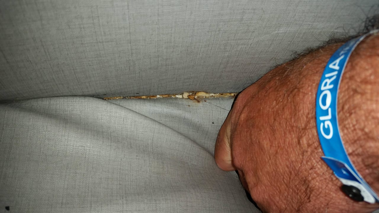 Etens resten in de stoelen  Gloria Palace San Agustin Thalasso & Hotel