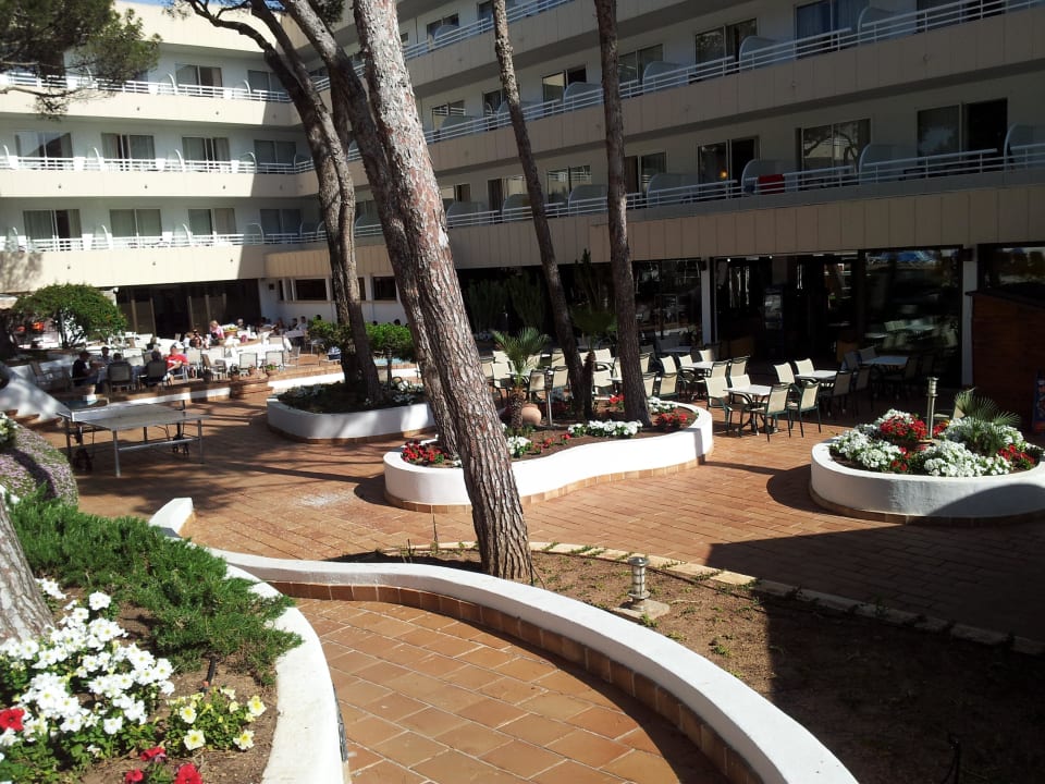 Innenbereich des Hotels mit Tischtennisplatte Hotel & Spa S'Entrador Playa