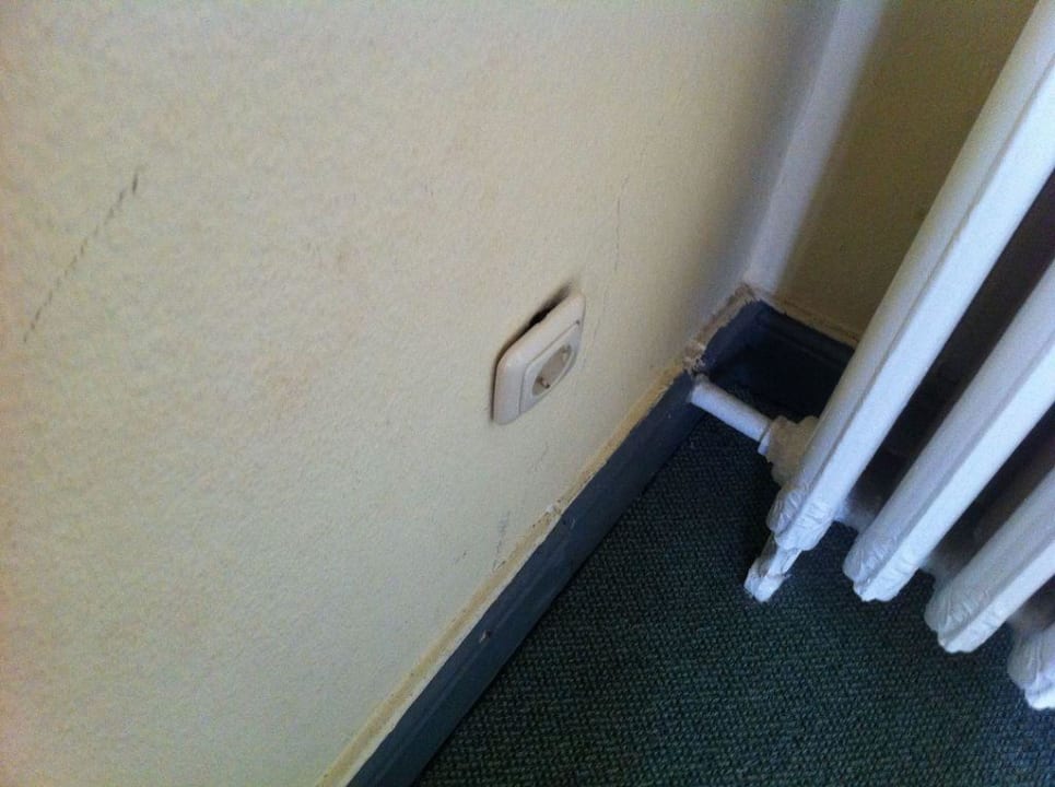 Rausgerissene Steckdose. Für Kinder geeignet? Hotel Wieland