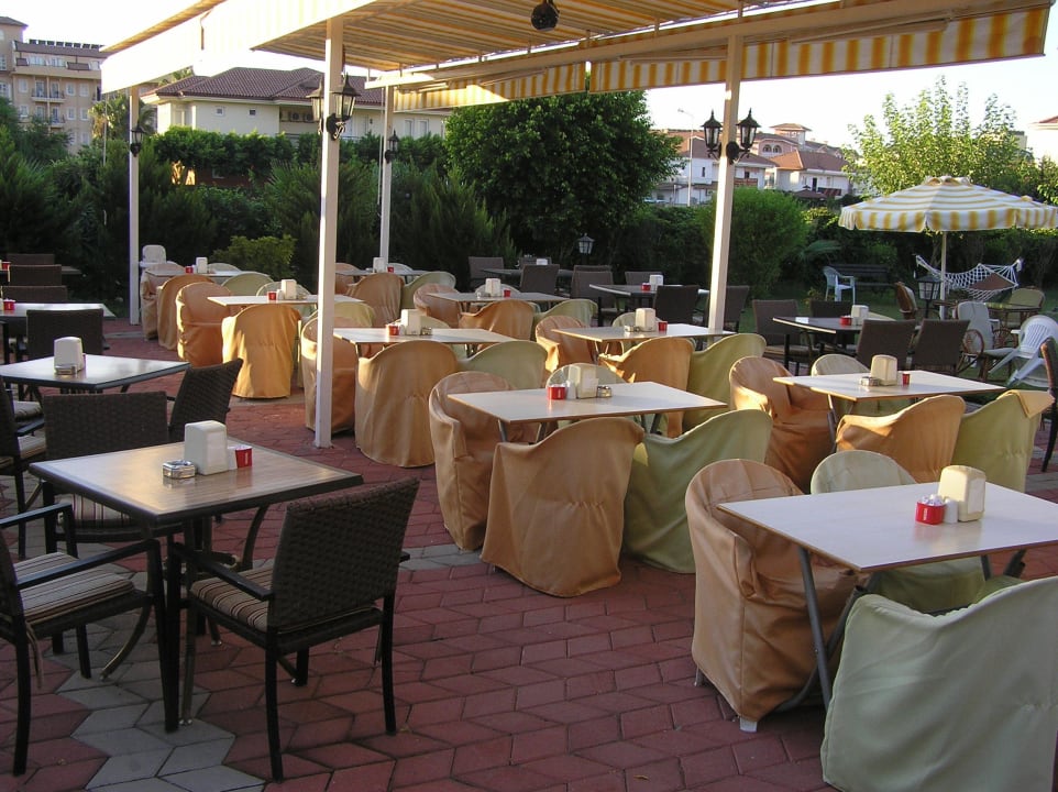 Stoliki i krzesła przy bufecie Moms Hotel