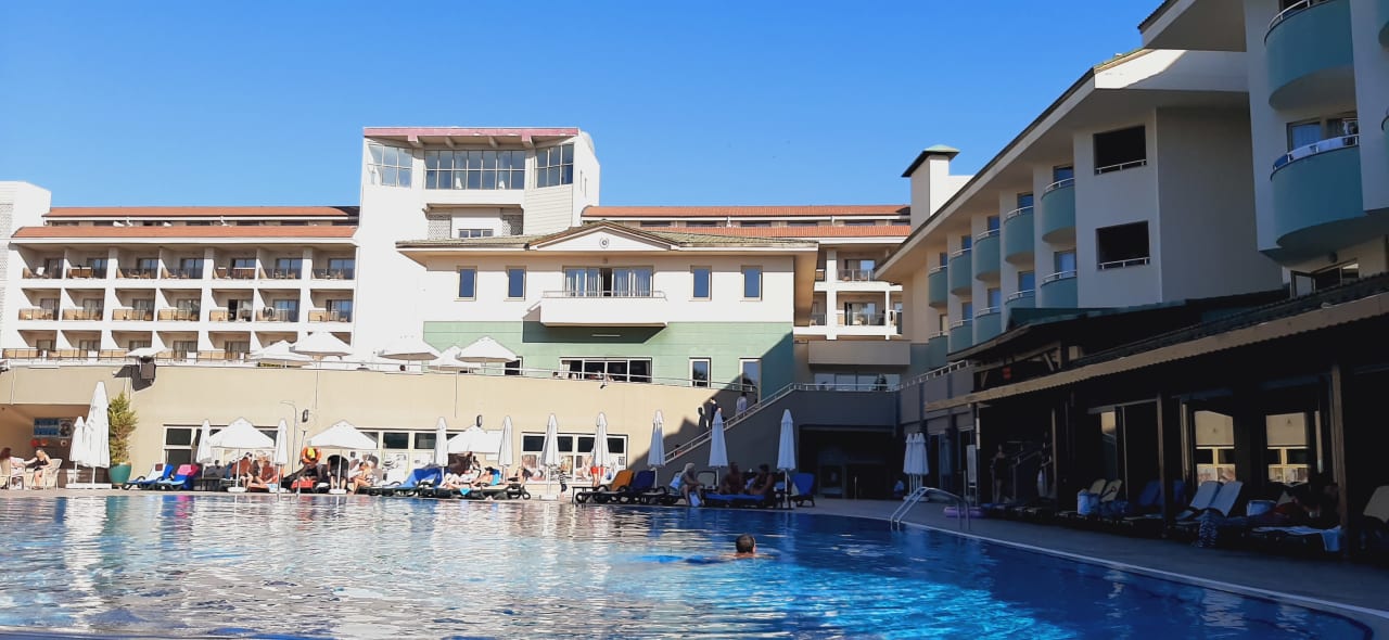 Pool Side Breeze Hotel