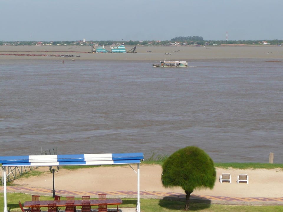 Hotelufer zum Mekong Hotel Cambodiana