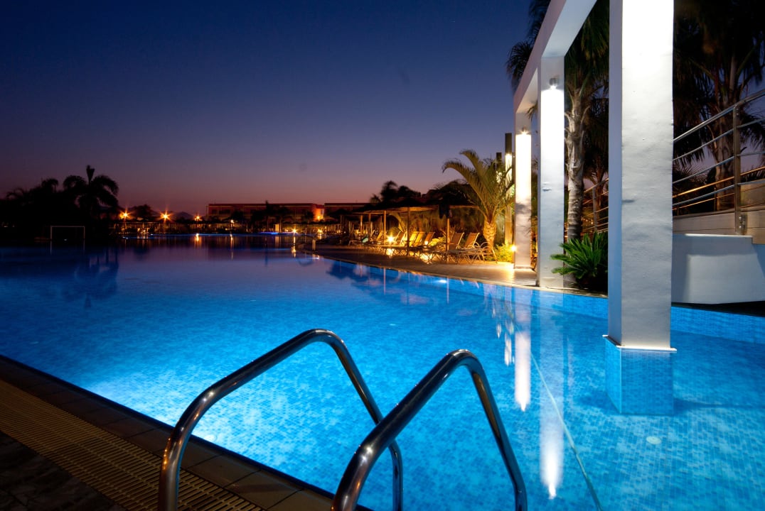 Basen o świcie Blue Lagoon Resort