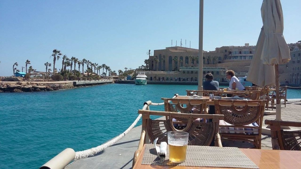 Blick auf den Hafen beim Mittagessen Pickalbatros Citadel Resort