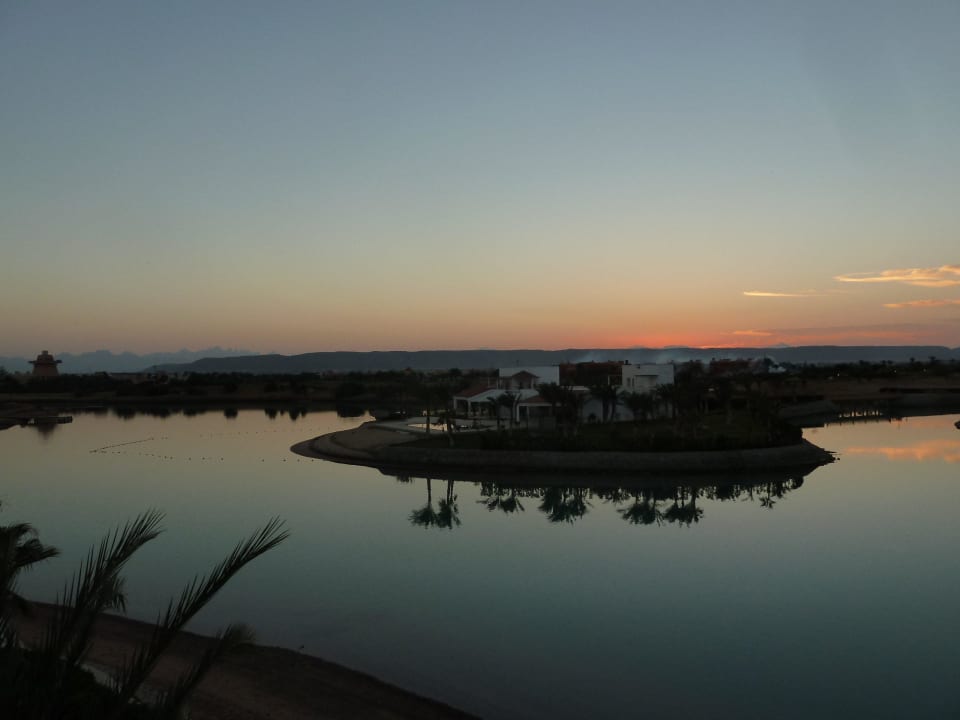 Sonnenuntergang vom Zimmer aus gesehen Mövenpick Resort & Spa El Gouna
