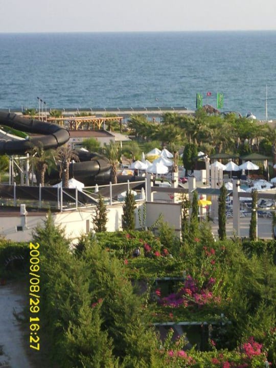 Weg durch die Gartenanlage vom Hotel zum Strand Saturn Palace Resort Hotel