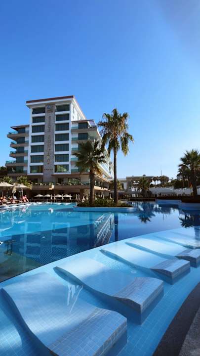 Pool Side Sunport Hotel & Spa