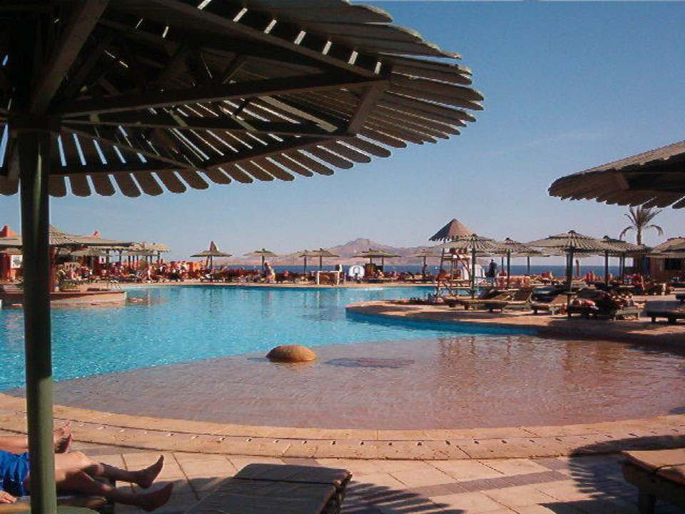 Pool, im Hintergrund die Poolbar Hotel Hauza Beach Resort