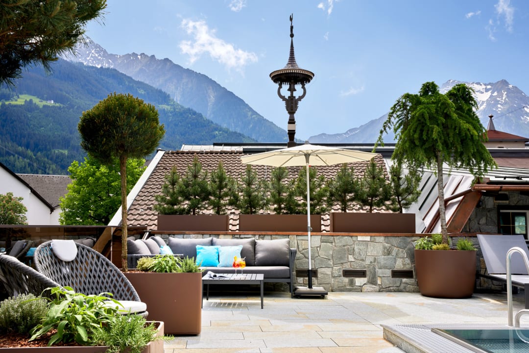 Pool Hotel Neue Post