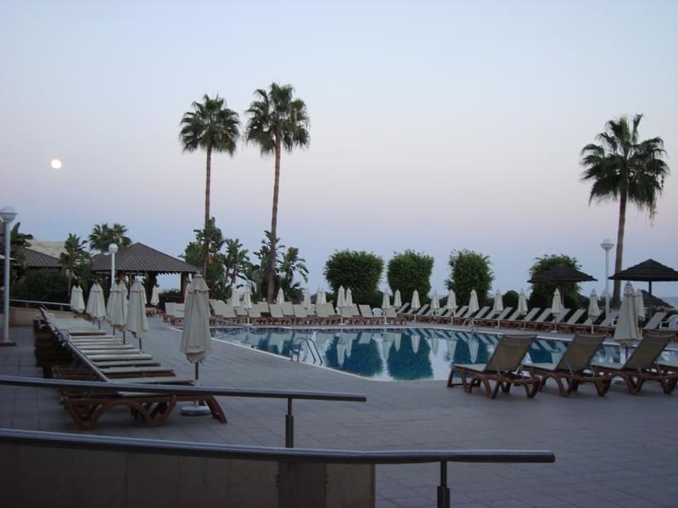 Die Poolanlage in der Abenddämmerung Atlantica Miramare Beach